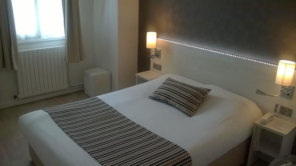 Contact Hotel Du Cerf Château-Gontier Δωμάτιο φωτογραφία