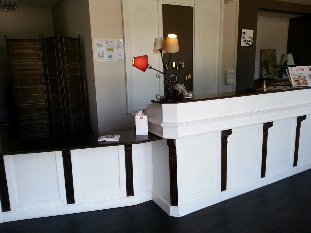 Contact Hotel Du Cerf Château-Gontier Εξωτερικό φωτογραφία