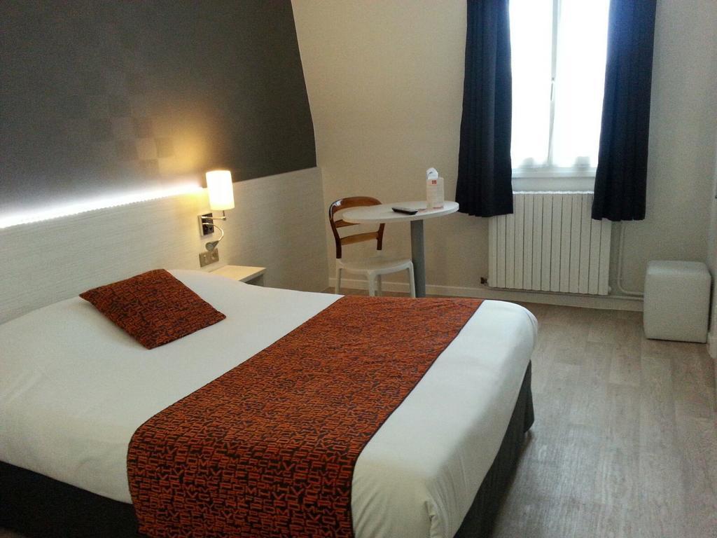 Contact Hotel Du Cerf Château-Gontier Δωμάτιο φωτογραφία