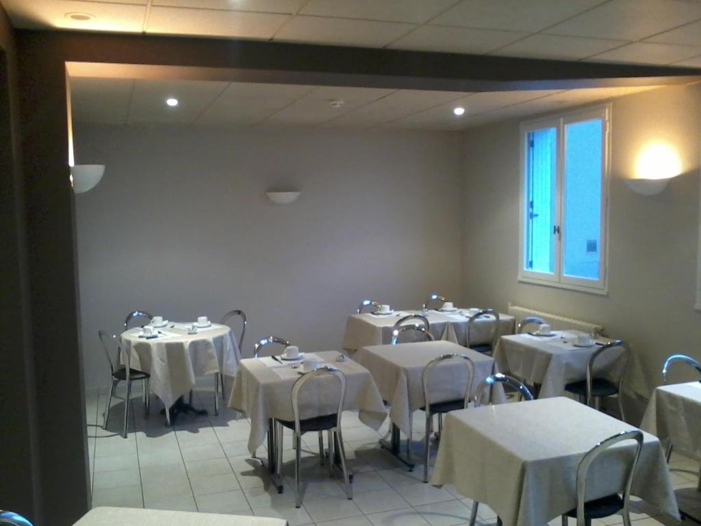 Contact Hotel Du Cerf Château-Gontier Εξωτερικό φωτογραφία