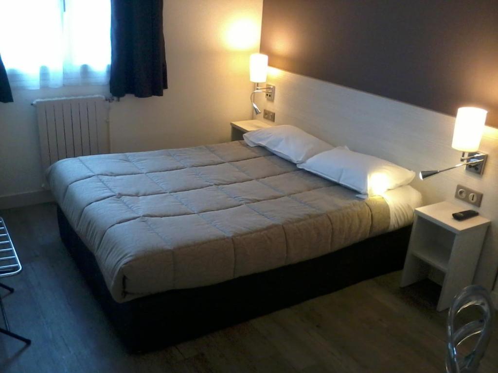 Contact Hotel Du Cerf Château-Gontier Δωμάτιο φωτογραφία