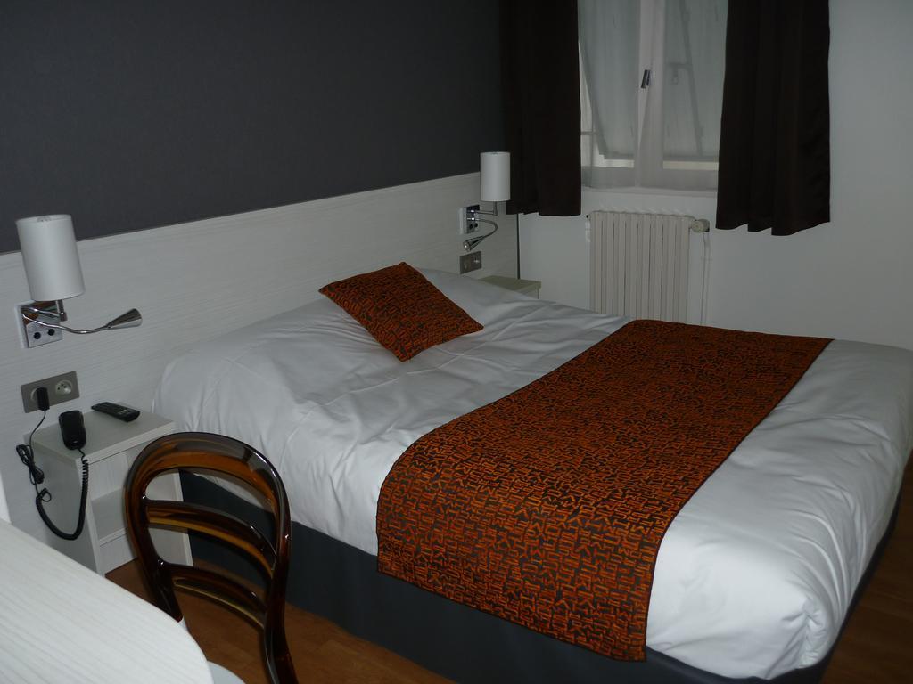 Contact Hotel Du Cerf Château-Gontier Δωμάτιο φωτογραφία