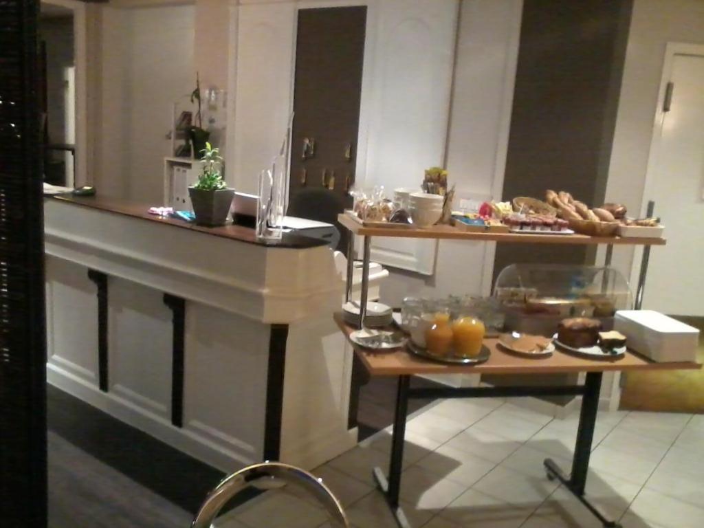 Contact Hotel Du Cerf Château-Gontier Εξωτερικό φωτογραφία