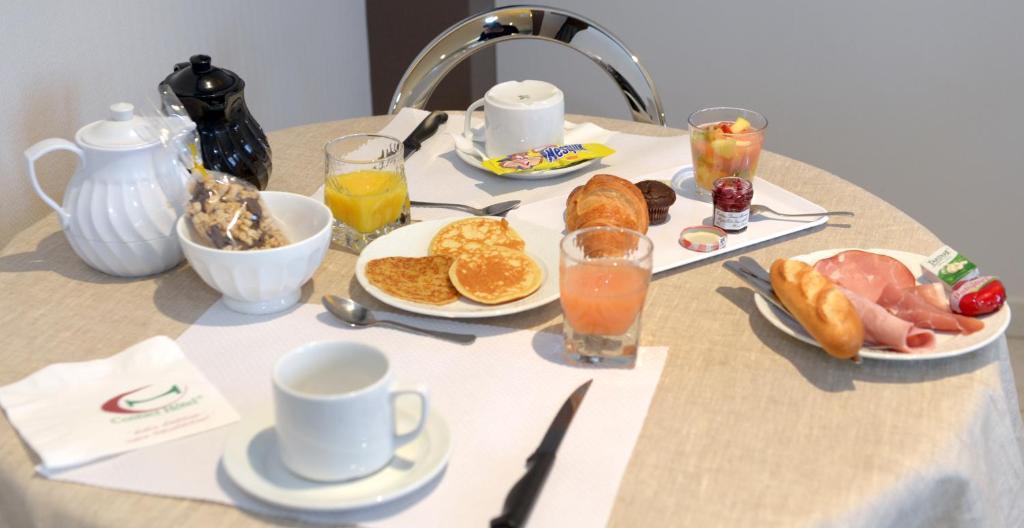 Contact Hotel Du Cerf Château-Gontier Εξωτερικό φωτογραφία