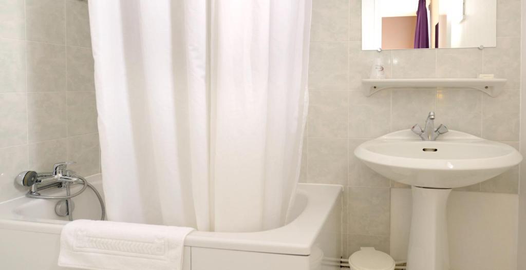 Contact Hotel Du Cerf Château-Gontier Δωμάτιο φωτογραφία