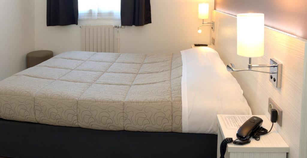 Contact Hotel Du Cerf Château-Gontier Δωμάτιο φωτογραφία