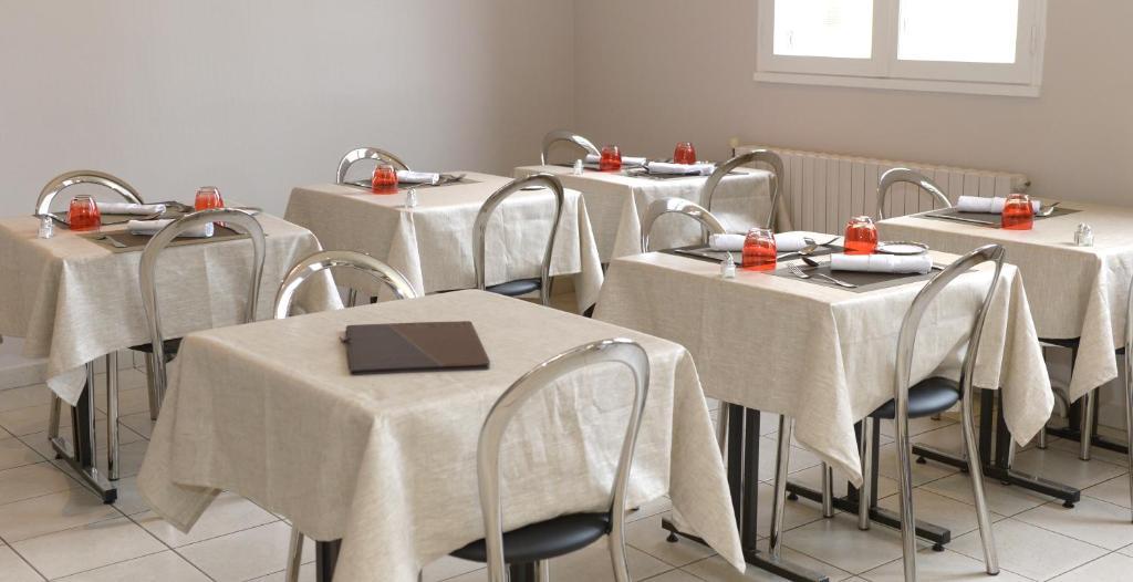 Contact Hotel Du Cerf Château-Gontier Εξωτερικό φωτογραφία